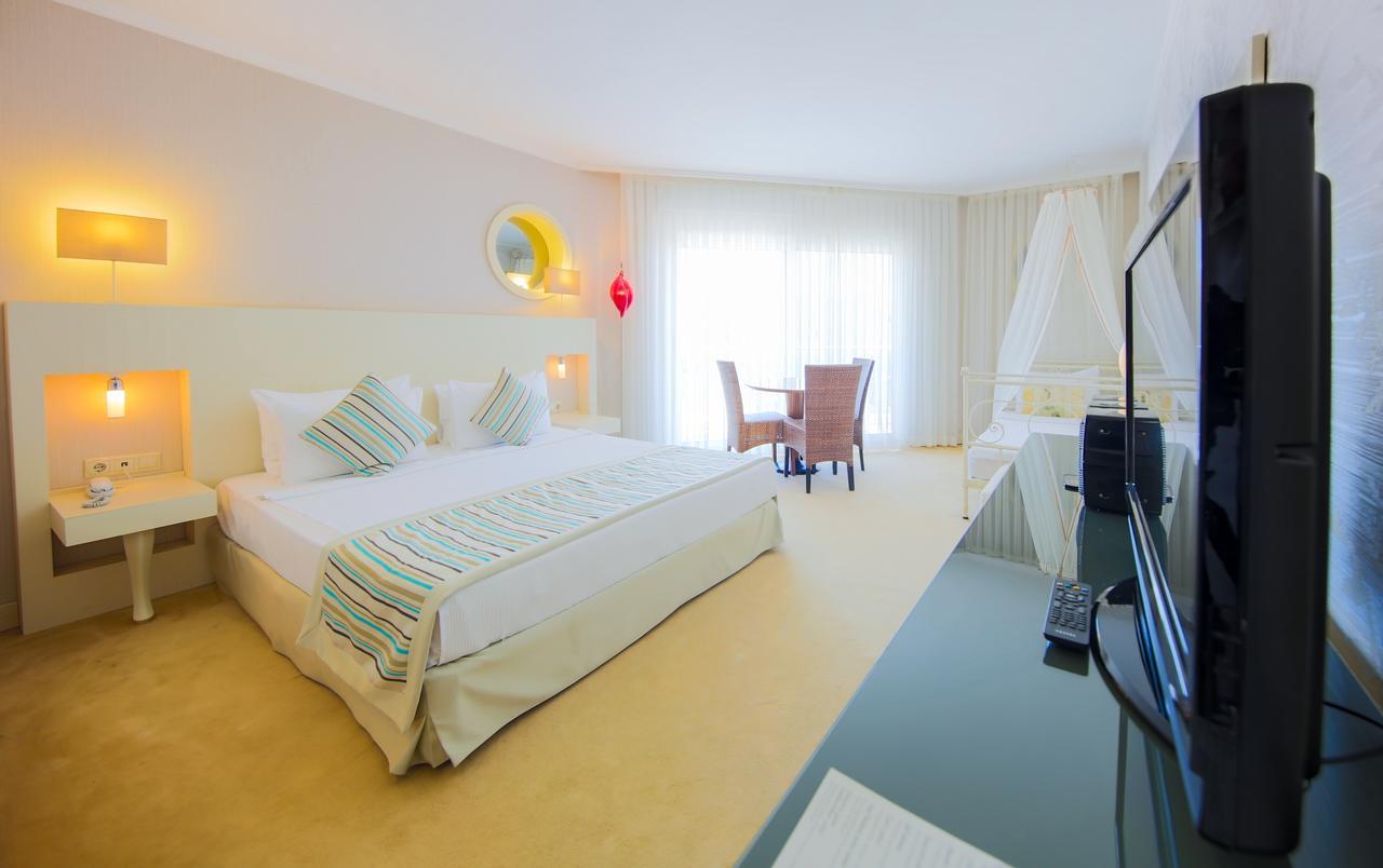 Sisus Hotel Чешме Екстер'єр фото